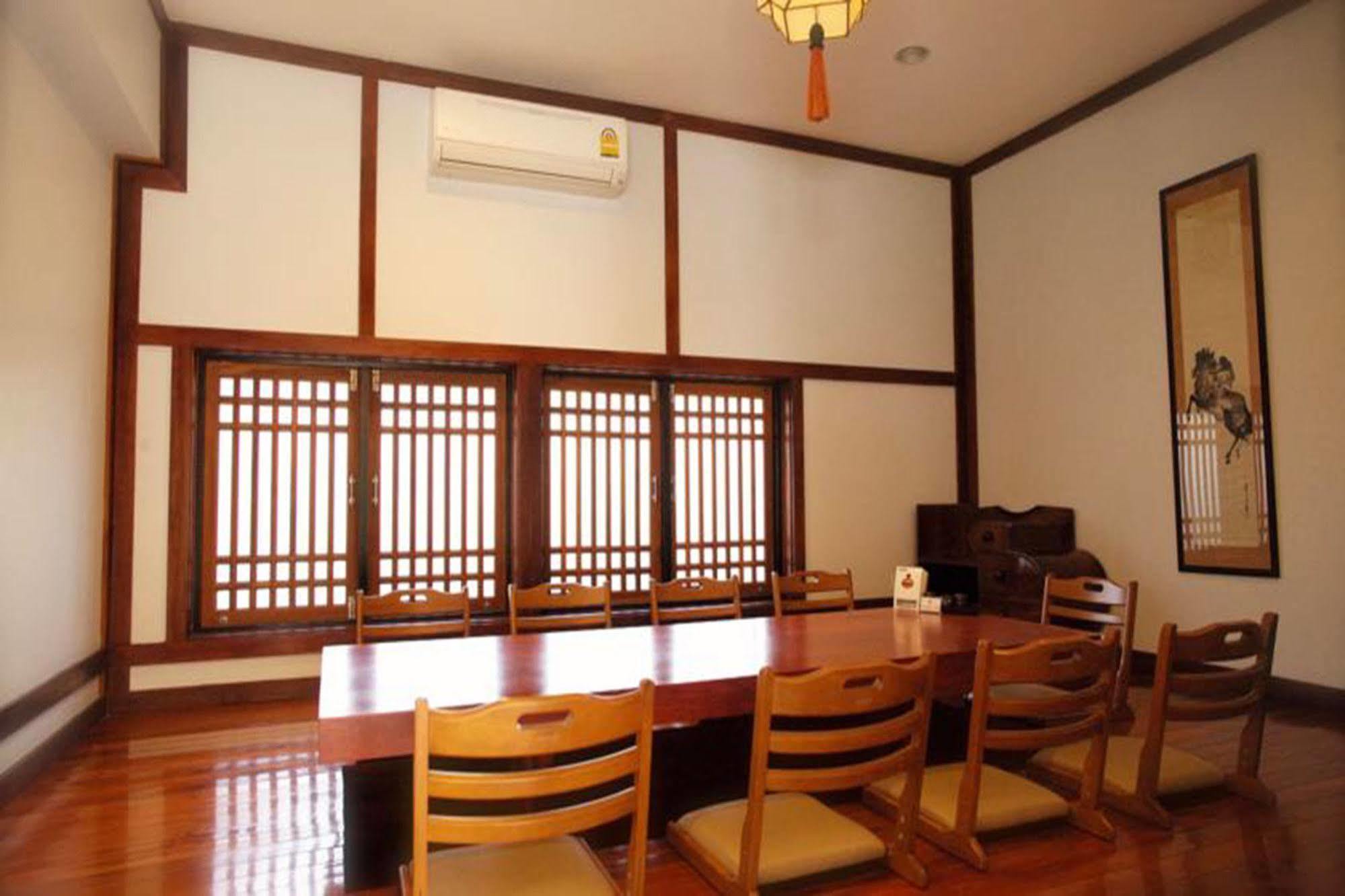 J. Park Hotel Chonburi Bagian luar foto