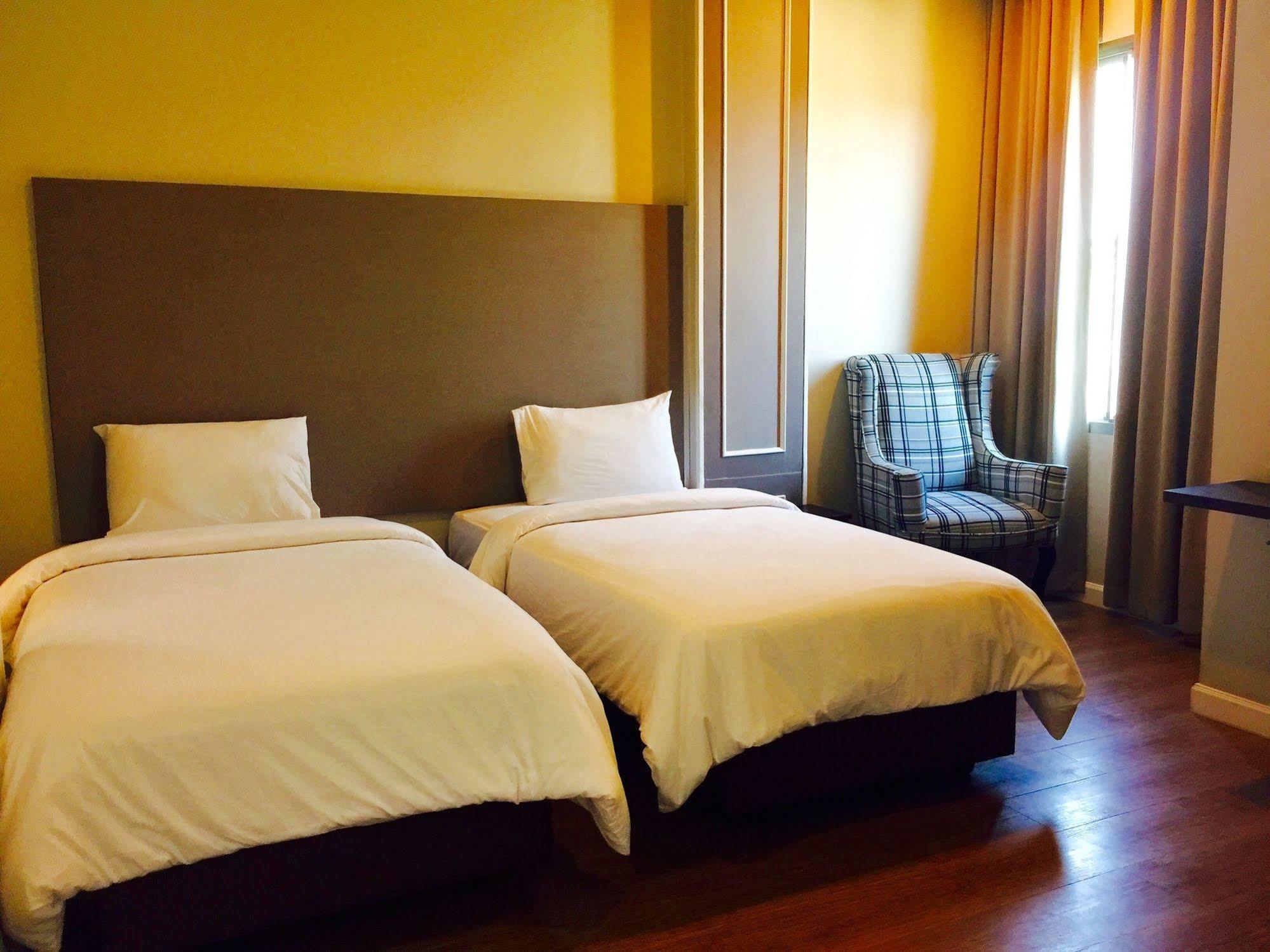 J. Park Hotel Chonburi Bagian luar foto