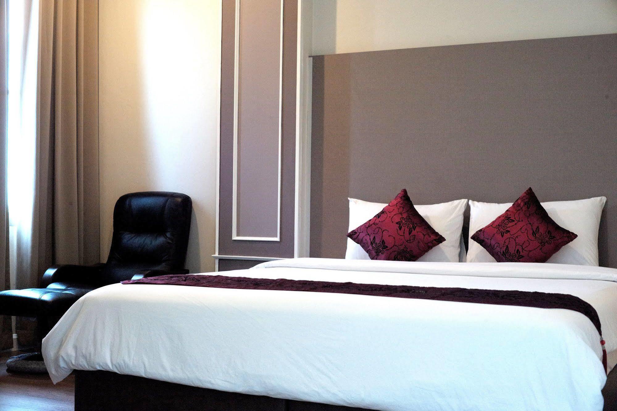 J. Park Hotel Chonburi Bagian luar foto