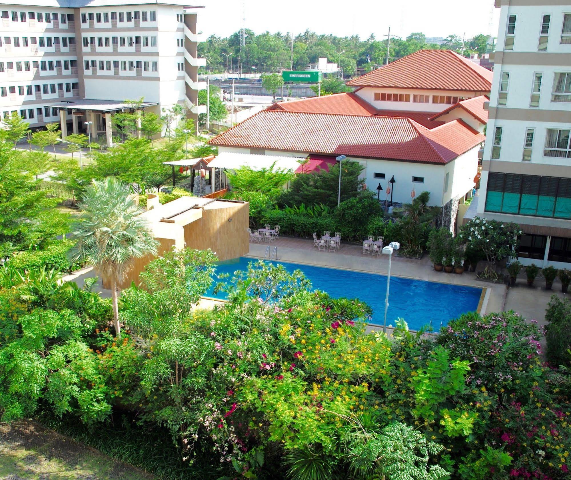 J. Park Hotel Chonburi Bagian luar foto
