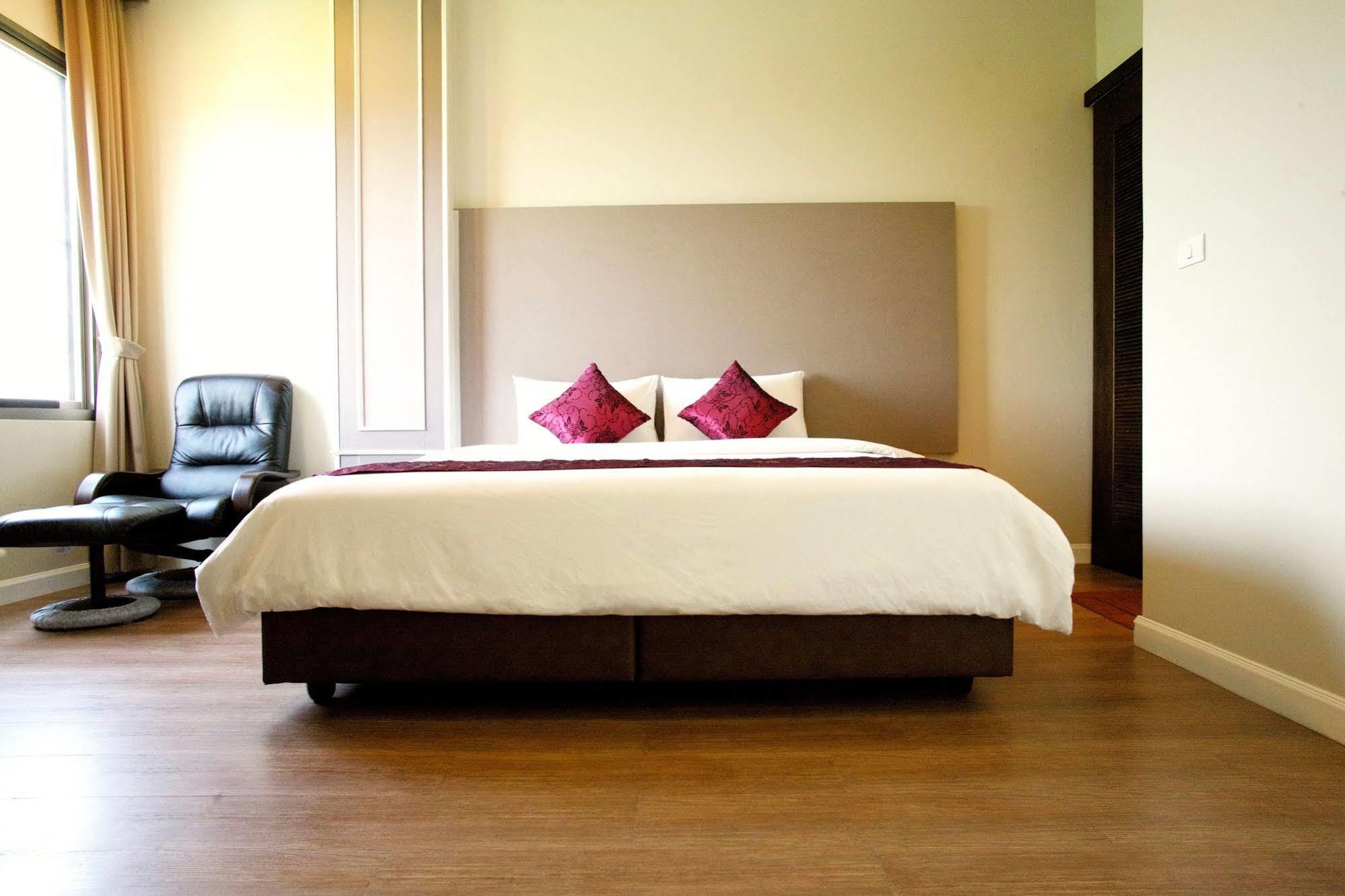 J. Park Hotel Chonburi Bagian luar foto