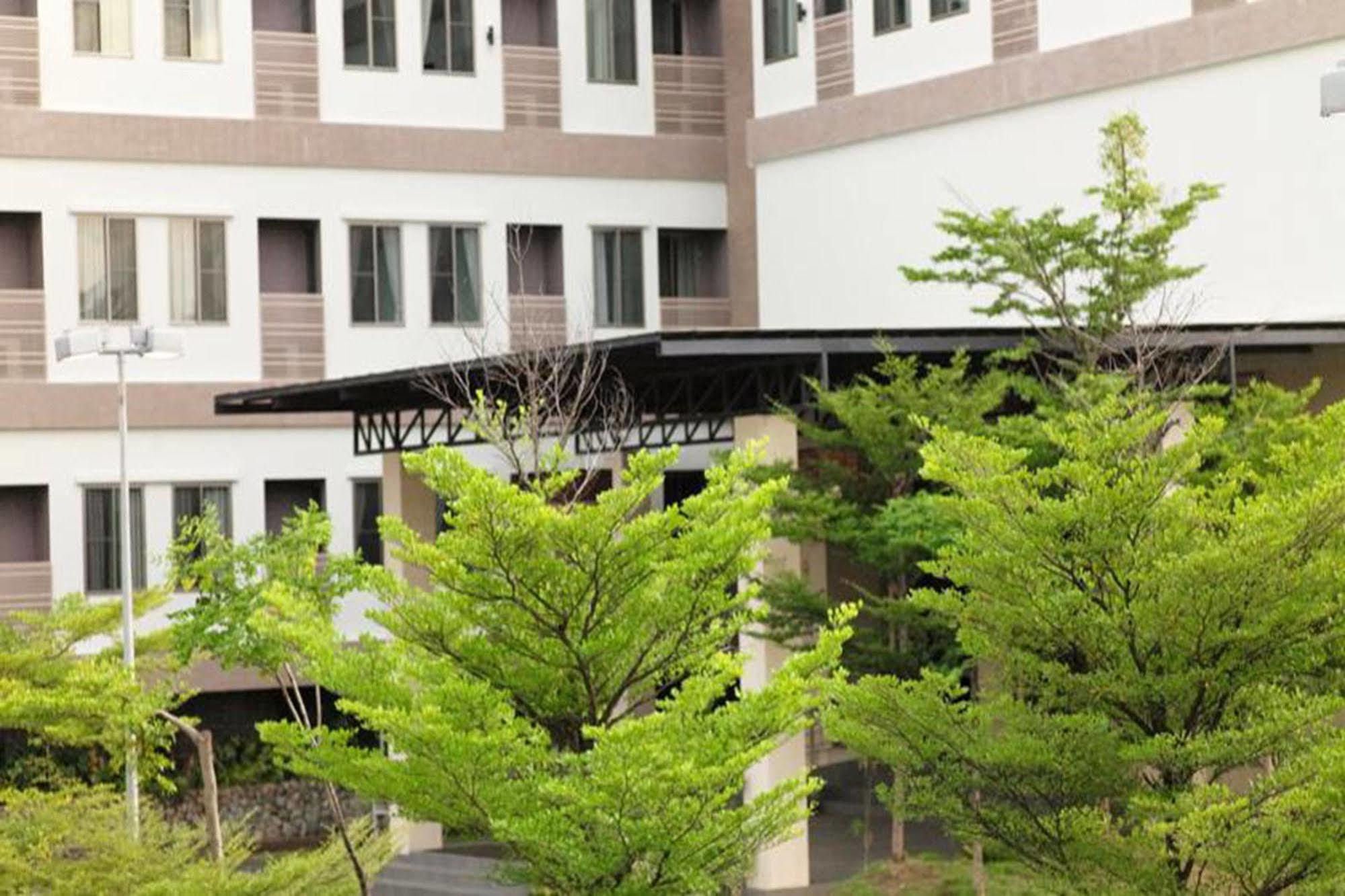 J. Park Hotel Chonburi Bagian luar foto
