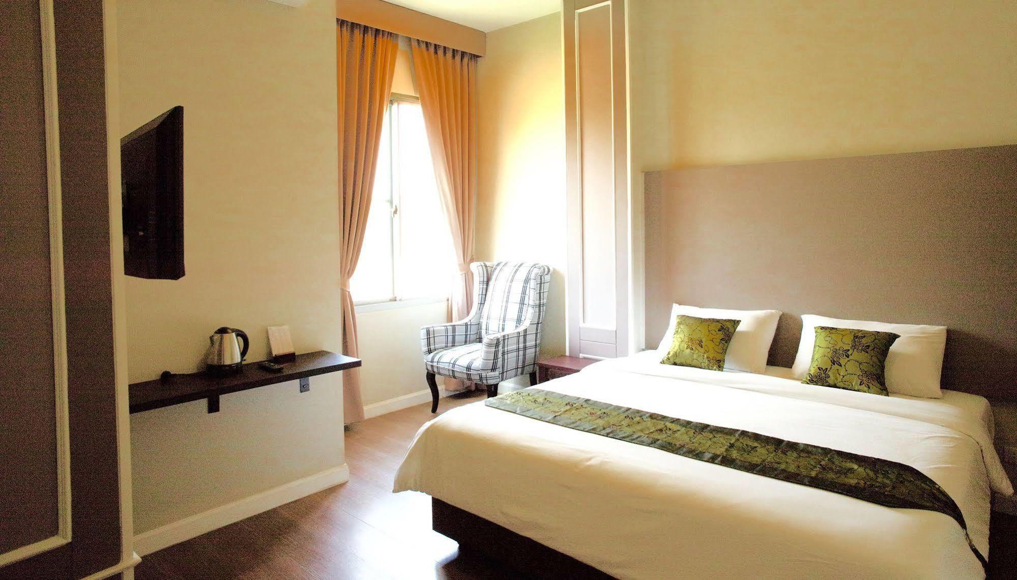 J. Park Hotel Chonburi Bagian luar foto
